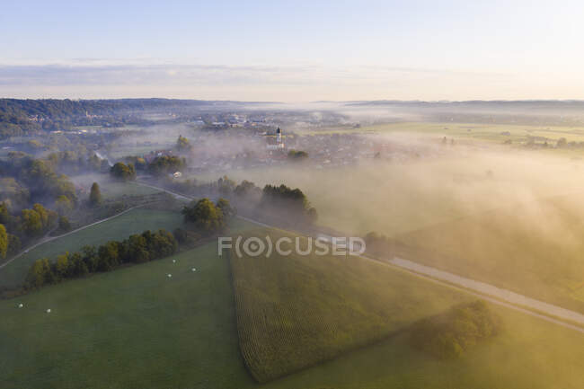 Alemanha, Baviera, Geretsried, Vista aérea de campos rurais e canal Loisachriver envolto em nevoeiro matutino — Fotografia de Stock