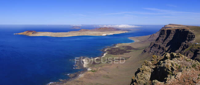 Espanha, Ilhas Canárias, Vista panorâmica da ilhota de Montana Clara vista do penhasco costeiro de LaGraciosa — Fotografia de Stock