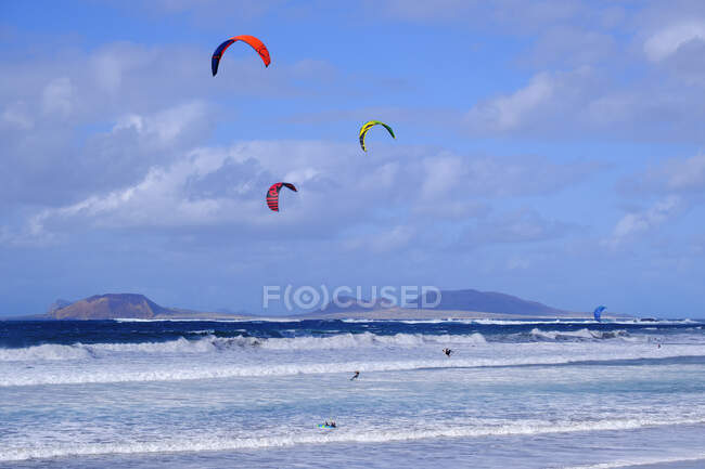 Spagna, Isole Canarie, Caleta de Famara, Kiteboarder surf vicino alla costa — Foto stock