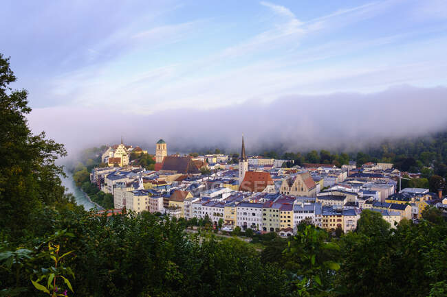 Alemanha, Baviera, Wasserburg am Inn, Vista aérea da densa neblina da manhã que envolve a antiga cidade ribeirinha — Fotografia de Stock