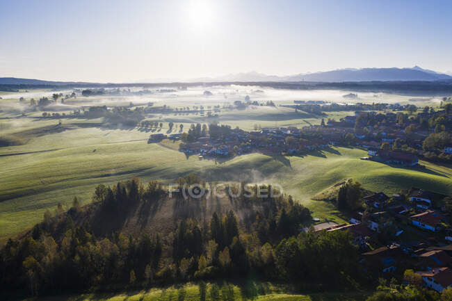Allemagne, Bavière, Haute Bavière, Toelzer Land, Sachsenkam, Vue aérienne du paysage au lever du soleil — Photo de stock