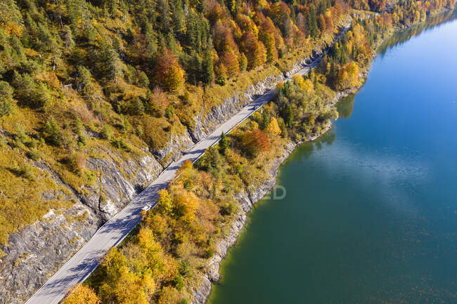 Allemagne, Bavière, Lenggries, Vue aérienne de l'autoroute vide s'étendant le long de la rive du réservoir Sylvenstein en automne — Photo de stock