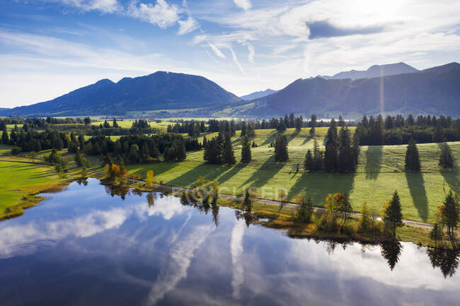 Alemania, Baviera, Halblech, Vista aérea de Hegratsrieder Ver lago en las montañas de Tannheim — Stock Photo