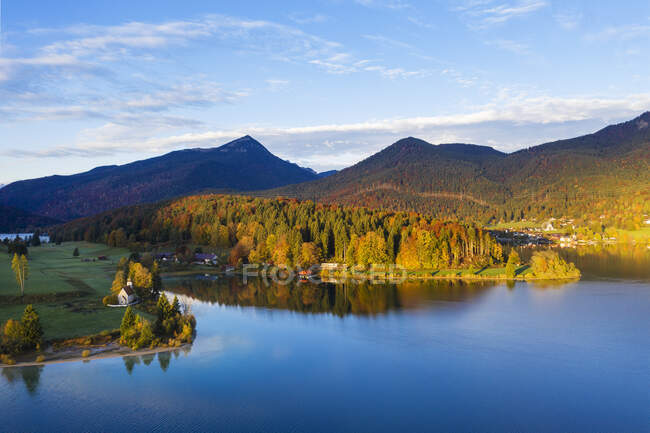 Alemanha, Baviera, Panorama panorâmico do Lago Walchen e da península de Zwergern no Outono — Fotografia de Stock