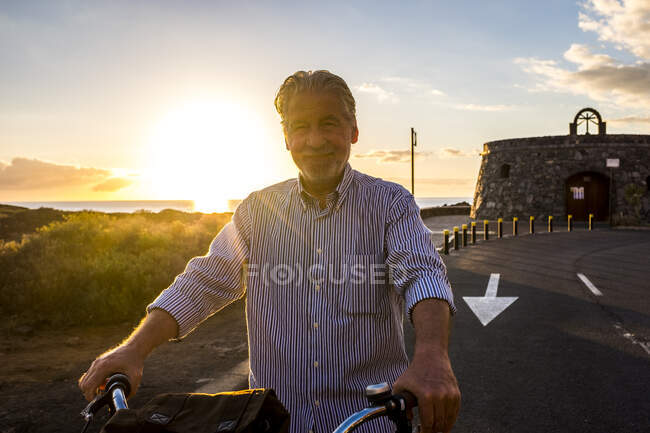 Senior homem de bicicleta ao pôr-do-sol, Tenerife — Fotografia de Stock