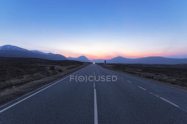Diminishing view of A82 road against sky during sunset, Highlands, Scotland, UK — Stock Photo