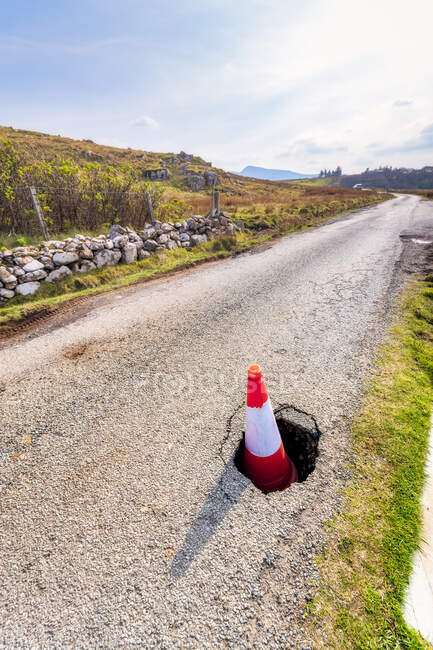 Транспортный конус в горшочке на дороге, остров Скай, нагорье, Шотландия, Великобритания — стоковое фото