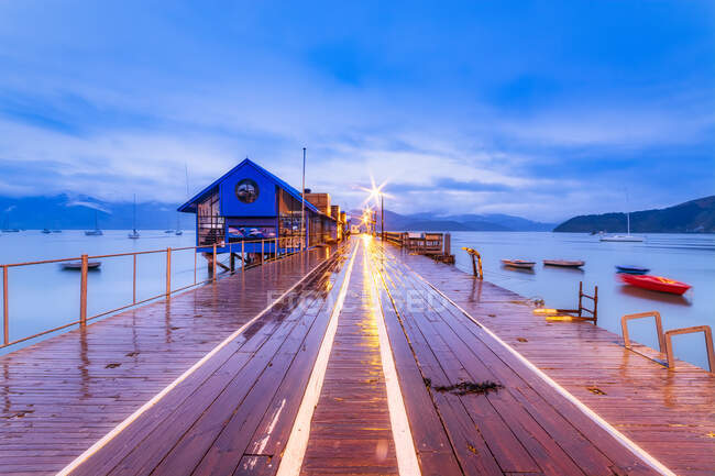 Nuova Zelanda, Isola del Sud, Akaroa, Vista panoramica sul molo al tramonto — Foto stock