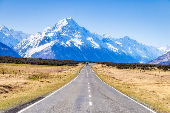 Nuova Zelanda, Isola del Sud, Prospettiva decrescente di Starlight Highway verso montagne innevate — Foto stock