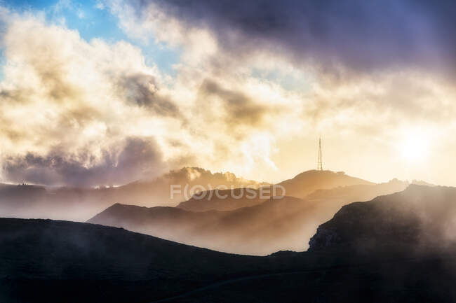 Vue sur la tour de communication du pain de sucre au coucher du soleil, Christchurch, Canterbury, Île du Sud, Nouvelle-Zélande — Photo de stock
