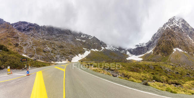 Autostrada 94, Ingresso al Homer Tunnel, Fiordland National Park, South Island, Nuova Zelanda — Foto stock