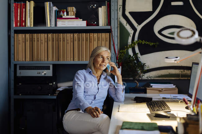 Donna matura che lavora nell'ufficio dell'architct, che parla al telefono — Foto stock
