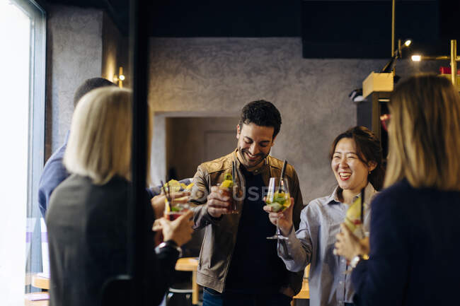 Colleghi che festeggiano dopo il lavoro in un bar — Foto stock