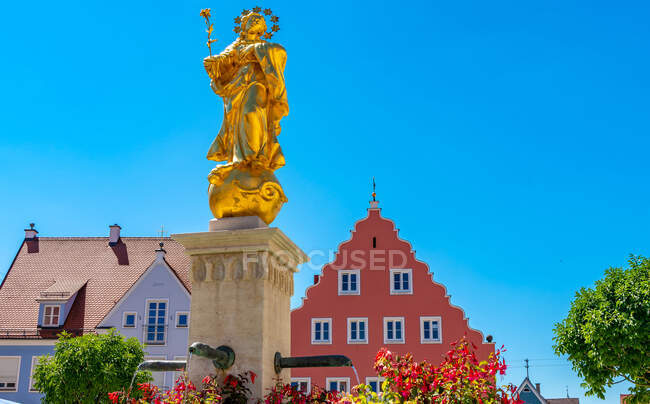 Низкий угол обзора колонны Святой Марии на фоне ясного голубого неба в Бавария, Германия — стоковое фото