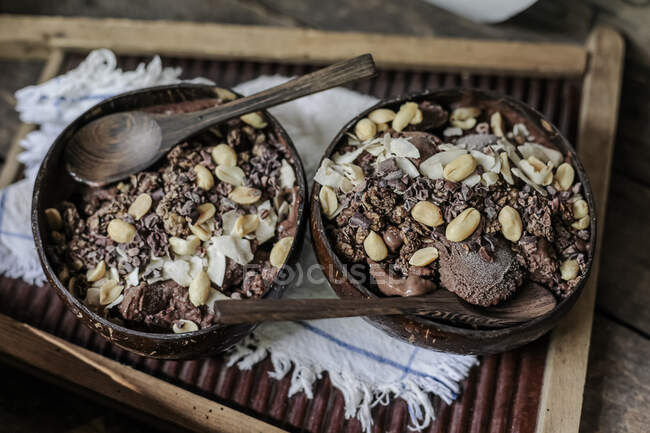Шоколадное мороженое с фруктами и орехами, подаваемое на стол под высоким углом — стоковое фото