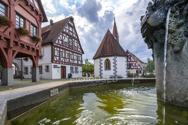 Exterior of city library and church by fountain, Plochingen, Esslingen, Baden-Wrttemberg, Germany — Stock Photo