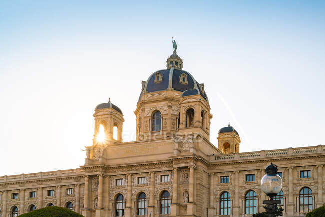 Низький кут Вид на музей мистецтв у Відні проти ясного неба — стокове фото