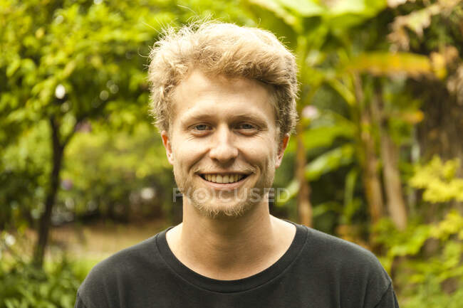 Retrato de sorrir jovem morango loiro homem — Fotografia de Stock