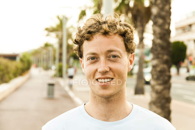 Портрет усміхненого молодого чоловіка з полуниці. — стокове фото