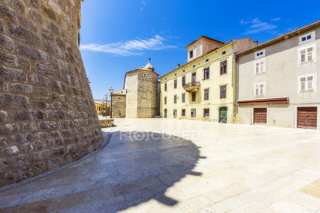 Muro fortificato contro il cielo blu nella giornata di sole a Krk, Croazia — Foto stock