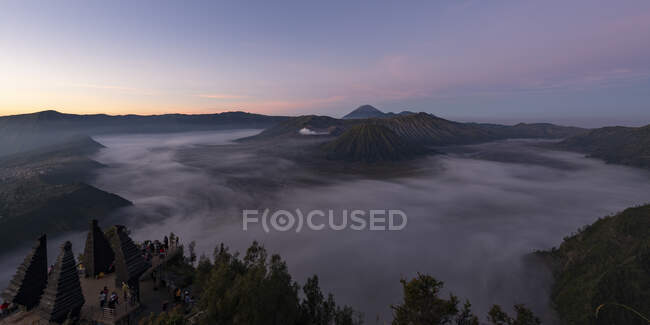 Indonesia, Giava orientale, Panorama panoramico del Monte Bromo avvolto nella fitta nebbia all'alba — Foto stock