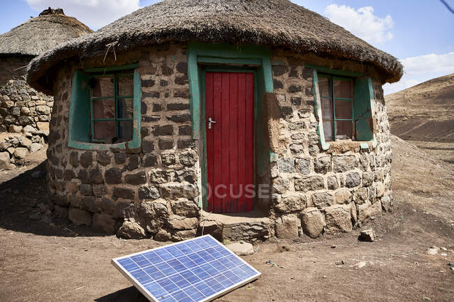 Типовий будинок з сонячною панеллю, Лесото, Африка. — стокове фото