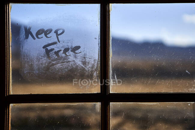 Слова вільно написані на паруючому віконному склі. — стокове фото