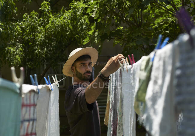 Uomo appendere lavanderia all'aperto — Foto stock