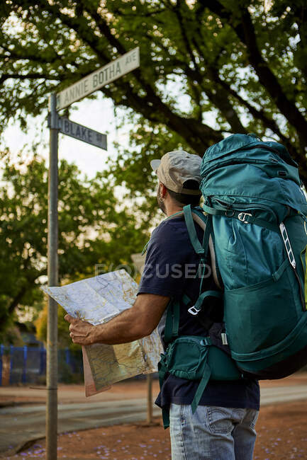 Backpacker überprüft den Namen einer Straße in seiner Karte — Stockfoto