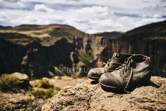 Old hiking boots on top of a hill at Maletsunyane Falls, Lesotho — Stock Photo