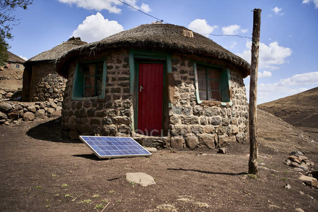 Casa tradicional com um painel solar, Lesoto — Fotografia de Stock