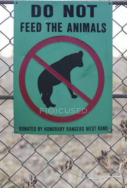 Do not feed the animals sign on a wire mesh fence, Kruger National Park, South Africa — Stock Photo