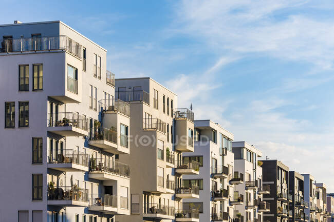 Экстерьер жилых зданий против неба во Франкфурте, Германия — стоковое фото