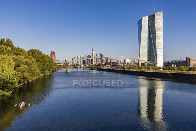 Vista panoramica del fiume Meno contro il cielo azzurro a Francoforte, Germania — Foto stock
