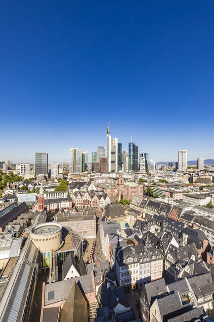 Die Schirn Kunsthalle und Gebäude bei strahlend blauem Himmel in Frankfurt — Stockfoto
