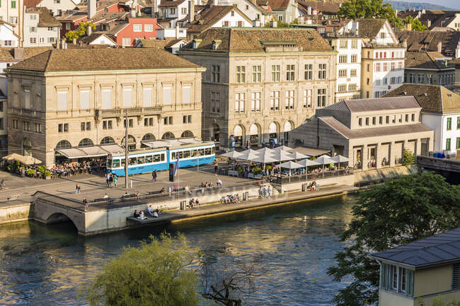 Svizzera, Canton Zurigo, Zurigo, Tram passando caffè marciapiede sulla strada Limmatquai — Foto stock