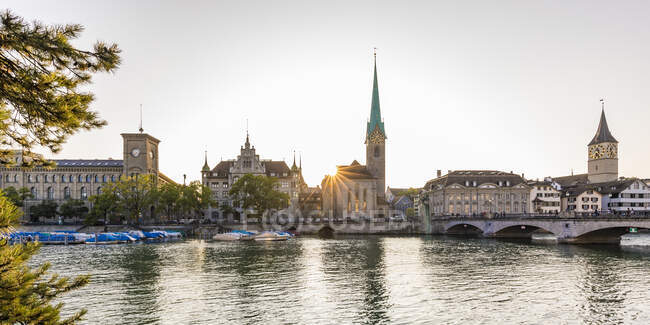Suiza, Cantón de Zurich, Zúrich, RiverLimmatand edificios del casco antiguo frente al mar al atardecer - foto de stock