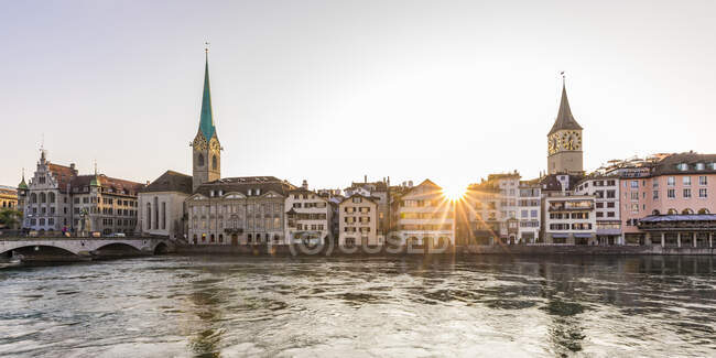 Svizzera, Cantone di Zurigo, Zurigo, fiume Limmat e gli edifici sul lungomare della città vecchia al tramonto — Foto stock