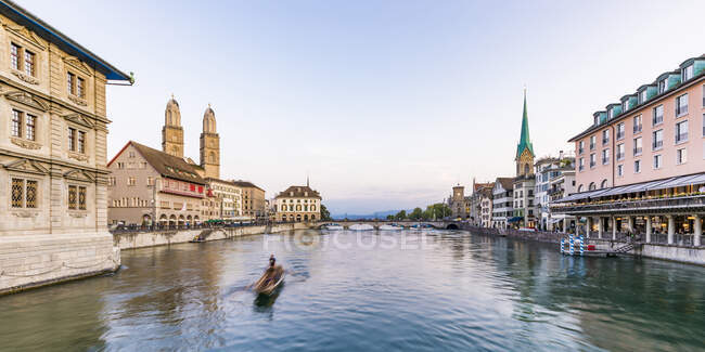 Svizzera, Cantone di Zurigo, Zurigo, fiume Limmat tra gli edifici del lungomare della città vecchia al tramonto — Foto stock