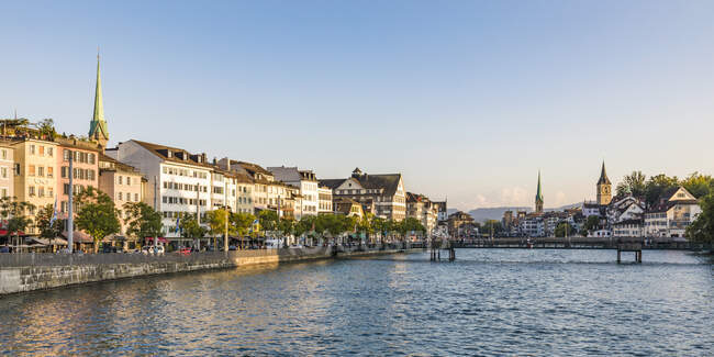 Switzerland, Canton of Zurich, Zurich, Panorama of river Limmat and Muhlesteg bridge — Stock Photo