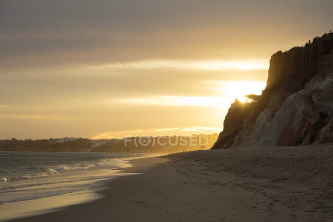 Vue panoramique sur la plage avec un ciel nuageux au coucher du soleil, Côte Atlantique, Algarve, Portugal — Photo de stock