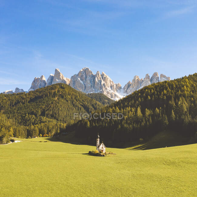Scenic view of Odle mountain peaks and Chiesa di Santa Maddalena against sky, Italy — Stock Photo