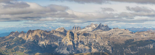 Vista panorámica de las montañas Piz Boe y Sassolungo desde Lagazuoi, Italia - foto de stock