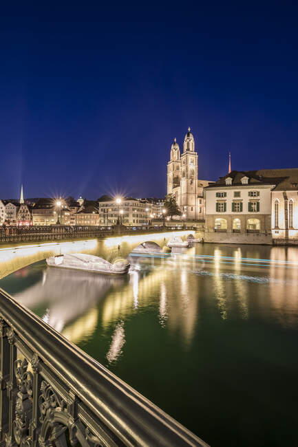 Suíça, Cantão de Zurique, Zurique, Trilhas de luz sob a ponte iluminada Munsterbrucke à noite — Fotografia de Stock