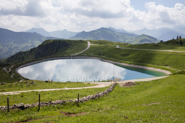 Austria, Tirol, KitzbuhelerAlpes, Kitzbuheler Cuerno, lago de montaña - foto de stock