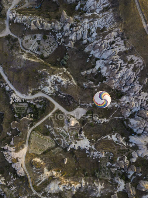 Вид с воздуха на летающий воздушный шар в Национальном парке Гореме, Каппадокия, Турция — стоковое фото