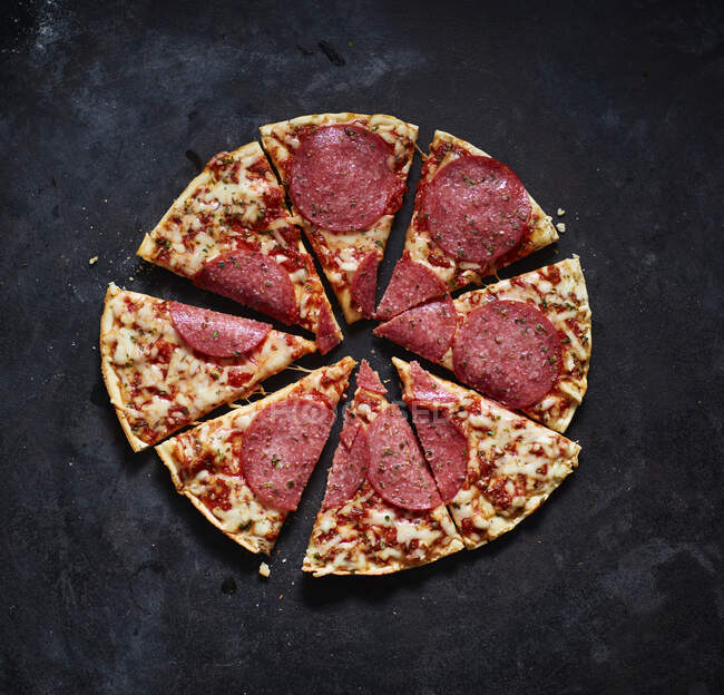 Scheiben Salami-Pizza — Stockfoto