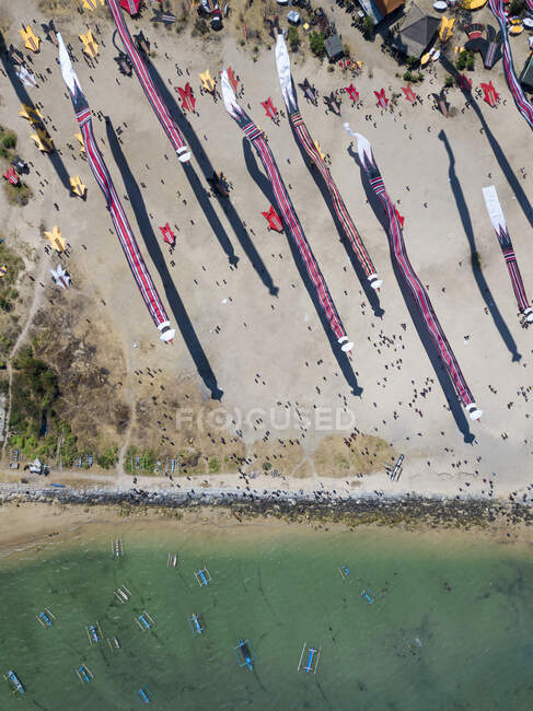 Vista drone de pipas voando na praia durante o festival em Bali, Indonésia — Fotografia de Stock