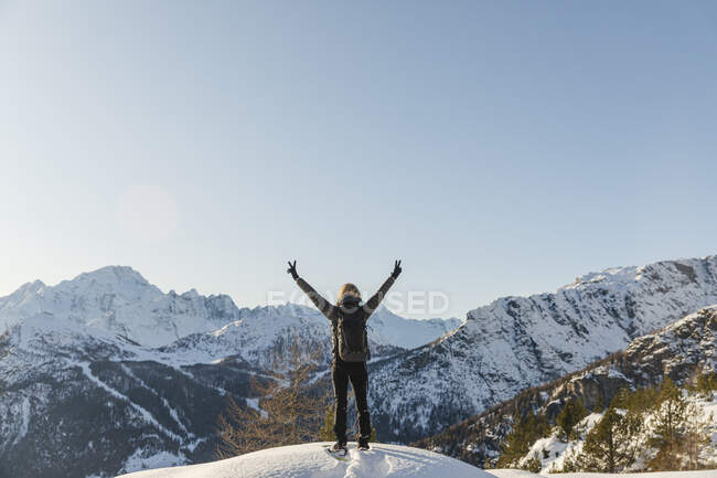 Mulher desfrutando da paisagem de montanha de inverno, Valmalenco, Itália — Fotografia de Stock