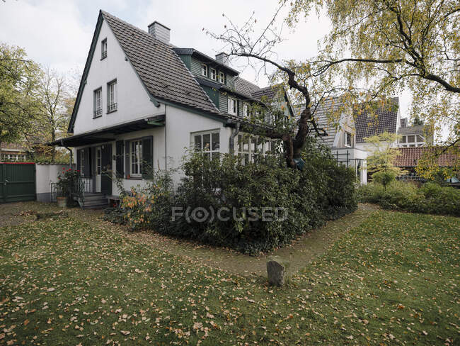 Residential house with garden in autumn — Stock Photo